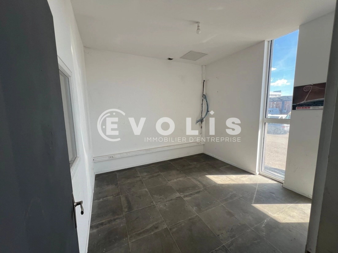 Photo 4 – location Entrepôts / activités	SAINT PRIEST (69800)