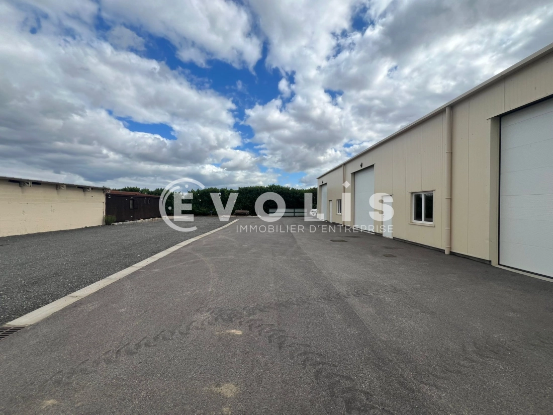 Photo 3 – location Entrepôts / activités	SAINT BONNET DE MURE (69720)
