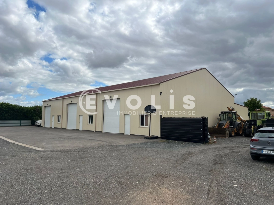Photo 1 – location Entrepôts / activités	SAINT BONNET DE MURE (69720)