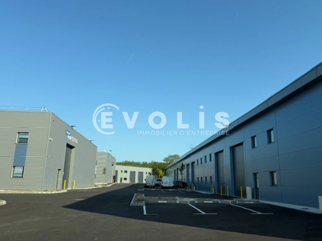 Photo 2 – vente Entrepôts / activités	VOIRON (38500)