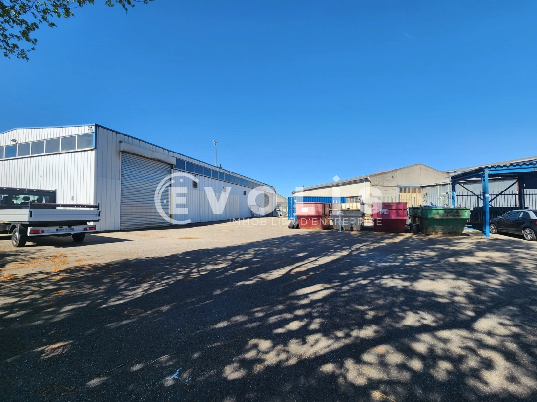 Photo 1 – location Entrepôts / activités	VAULX EN VELIN (69120)