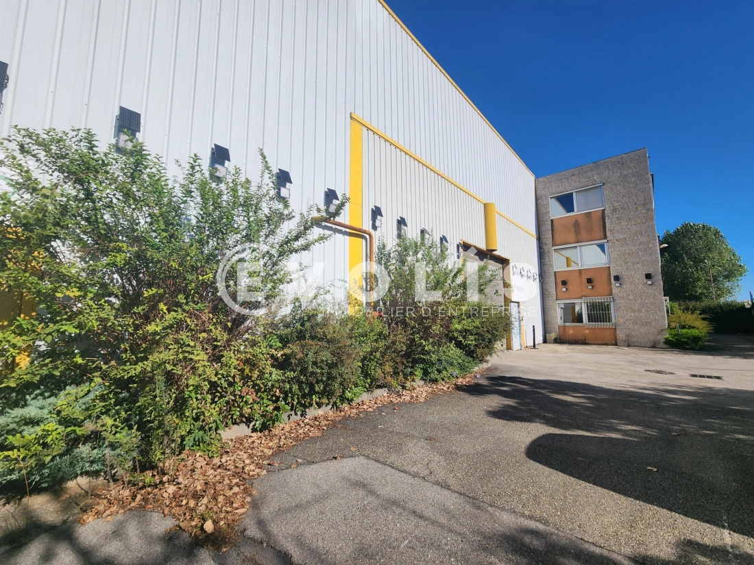 Photo 1 – location Entrepôts / activités	VAULX EN VELIN (69120)