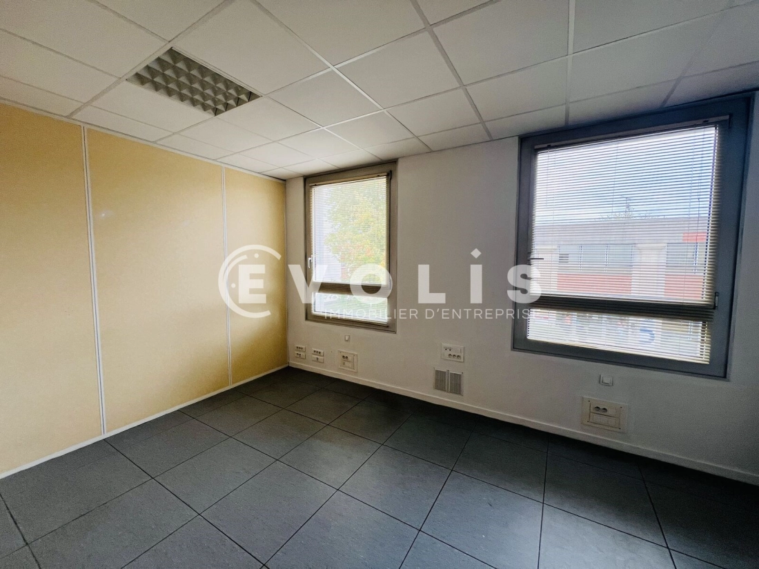 Photo 3 – location Entrepôts / activités	EMERAINVILLE (77184)