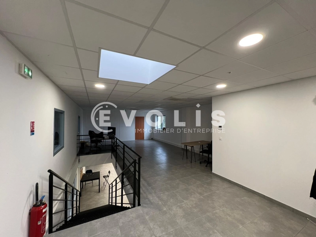 Photo 3 – location Entrepôts / activités	SAINT PRIEST (69800)