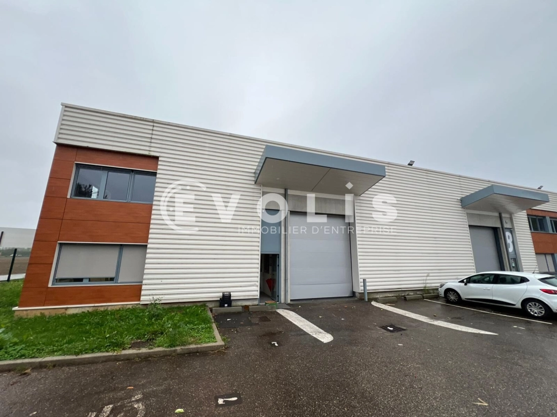 Photo 1 – location Entrepôts / activités	SAINT PRIEST (69800)