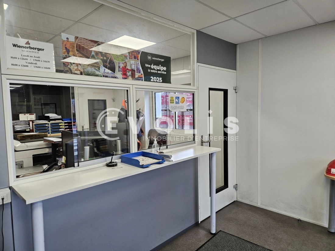 Photo 2 – location Entrepôts / activités	MAROLLES EN HUREPOIX (91630)