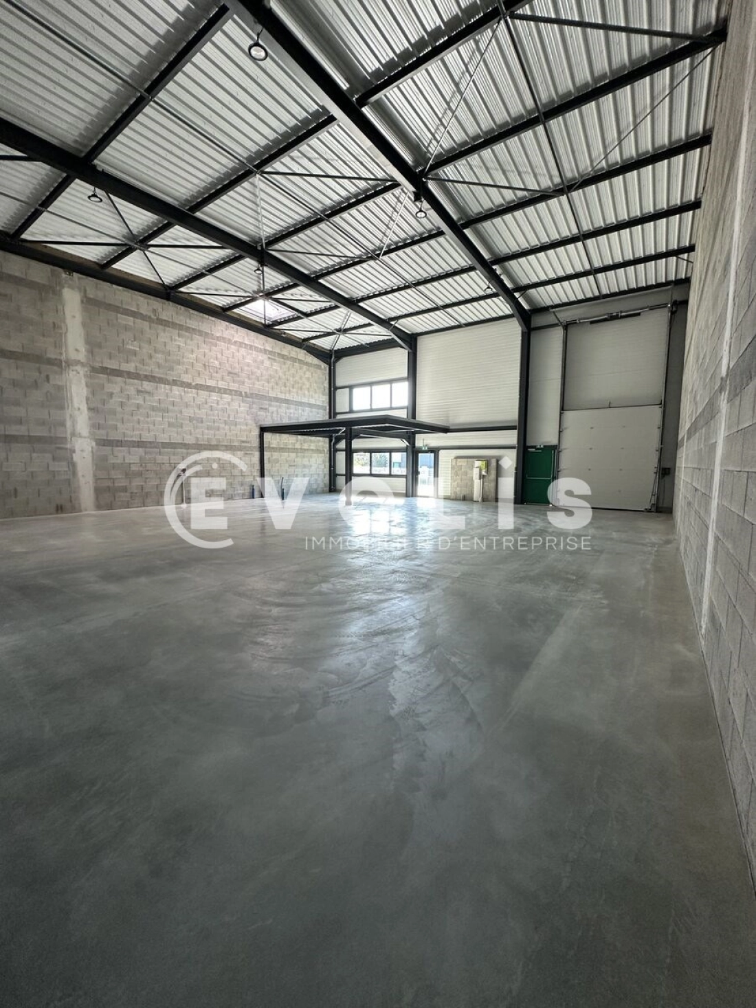 Photo 2 – location Entrepôts / activités	VOURLES (69390)