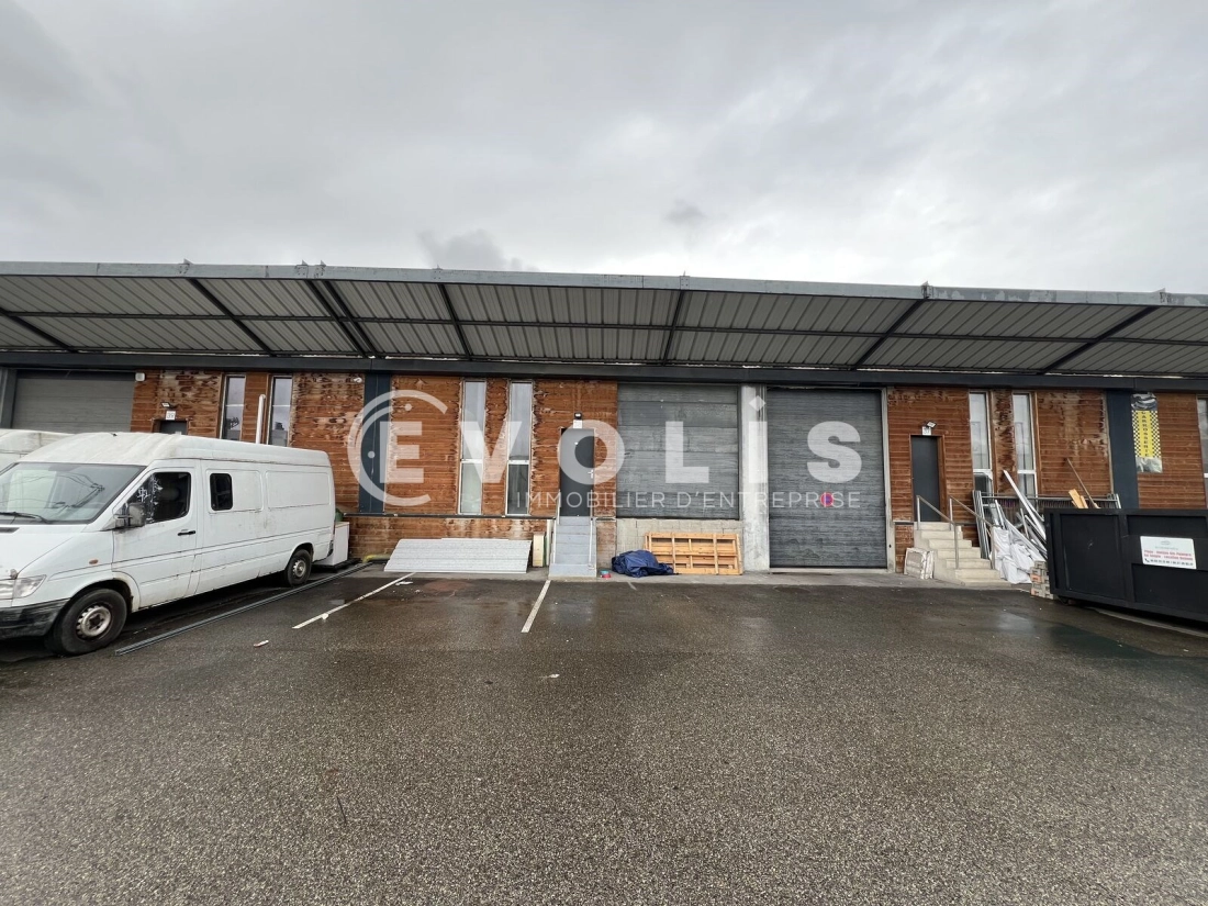 Photo 1 – location Entrepôts / activités	SAINT PRIEST (69800)