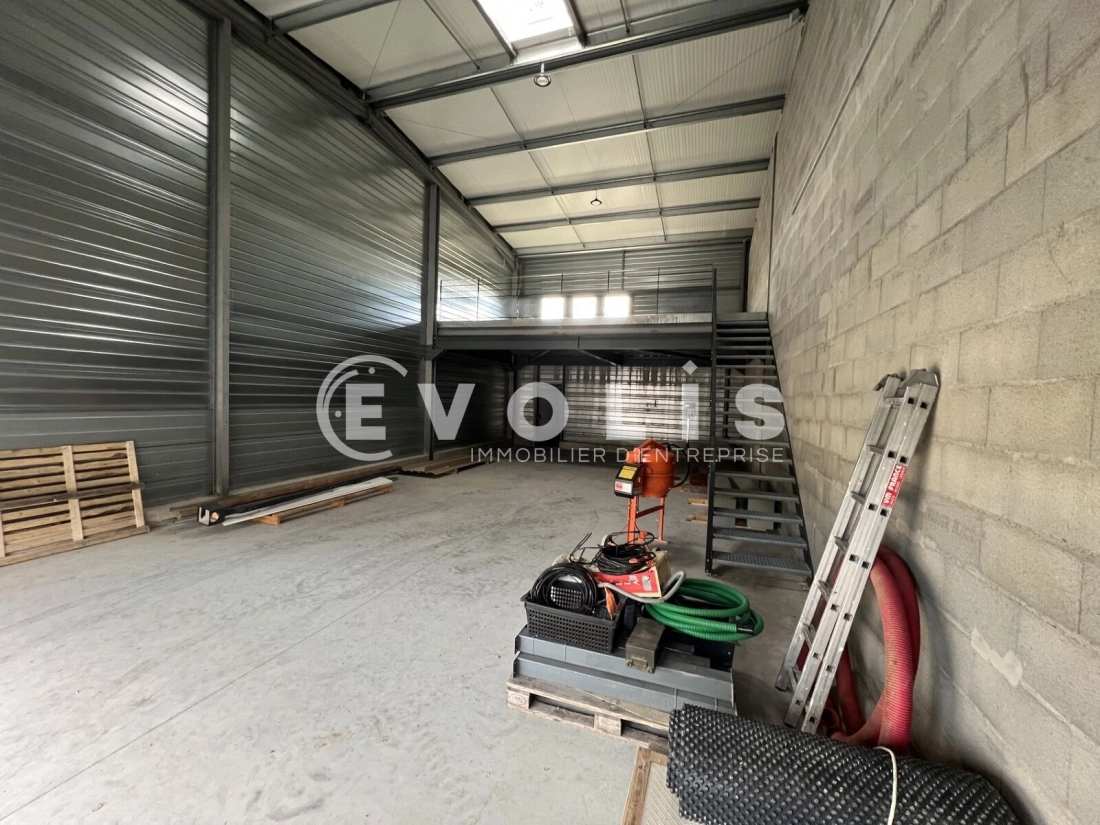 Photo 3 – location Entrepôts / activités	SAINT PRIEST (69800)