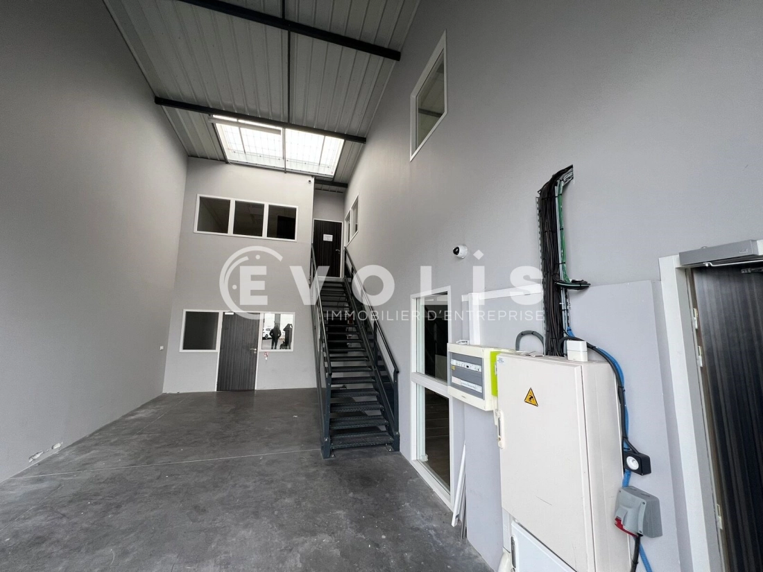 Photo 4 – location Entrepôts / activités	CHASSIEU (69680)