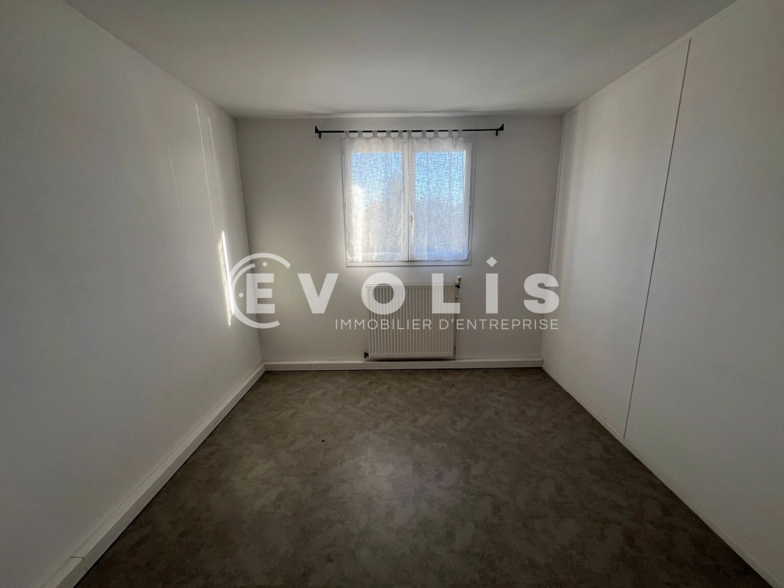 Photo 6 – location Entrepôts / activités	SAVIGNY LE TEMPLE (77176)