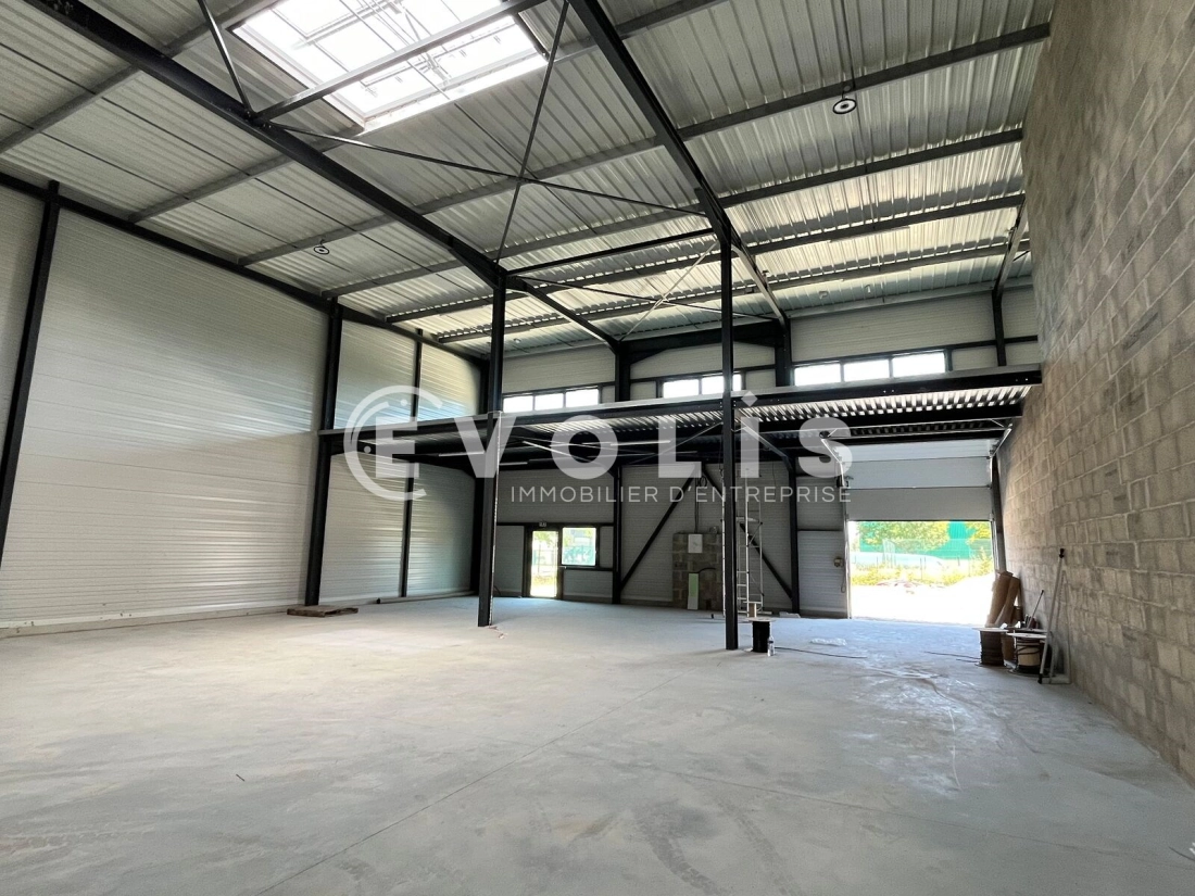 Photo 2 – location Entrepôts / activités	BEYCHAC ET CAILLAU (33750)