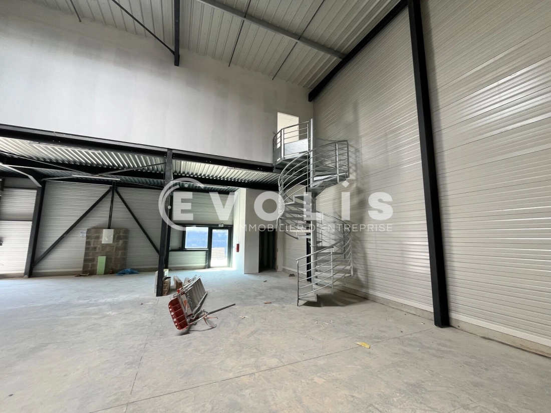 Photo 7 – location Entrepôts / activités	BEYCHAC ET CAILLAU (33750)