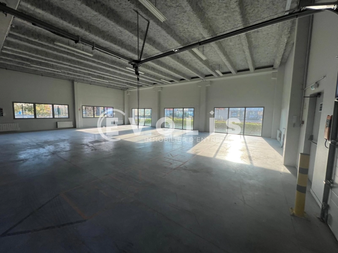Photo 2 – location Entrepôts / activités	SAINT PRIEST (69800)