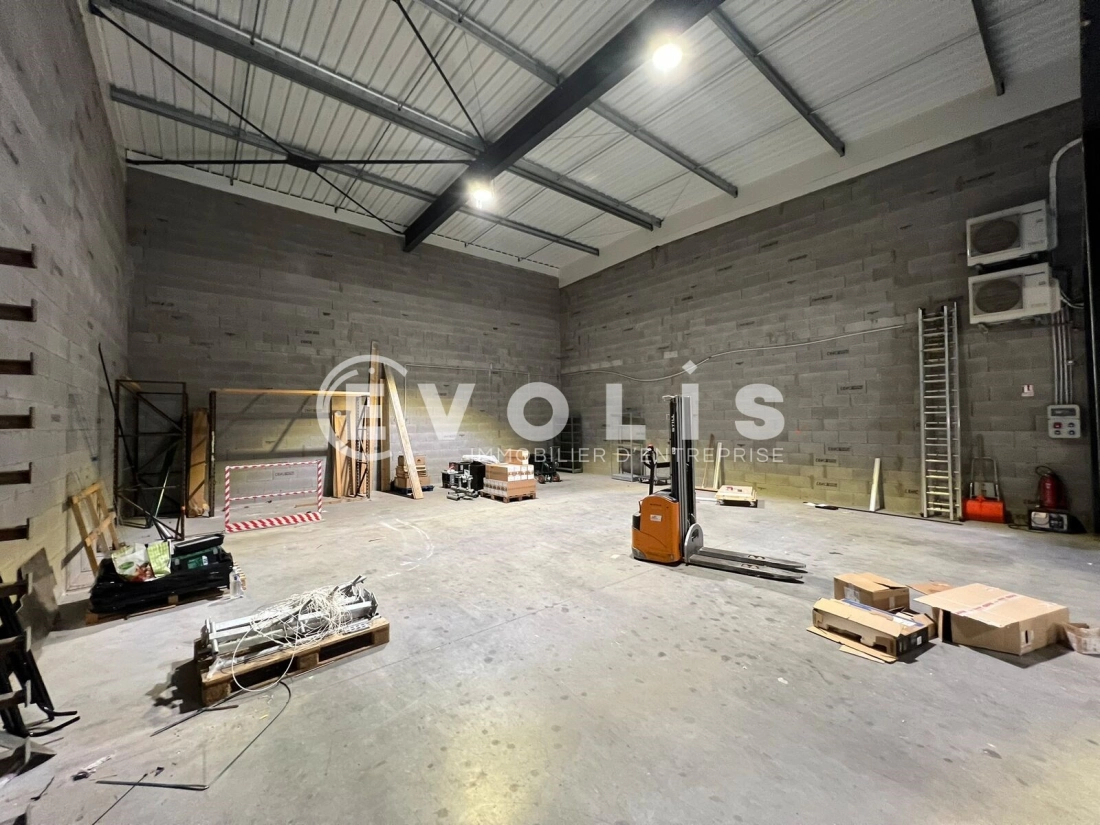 Photo 6 – vente Entrepôts / activités	VAULX MILIEU (38090)