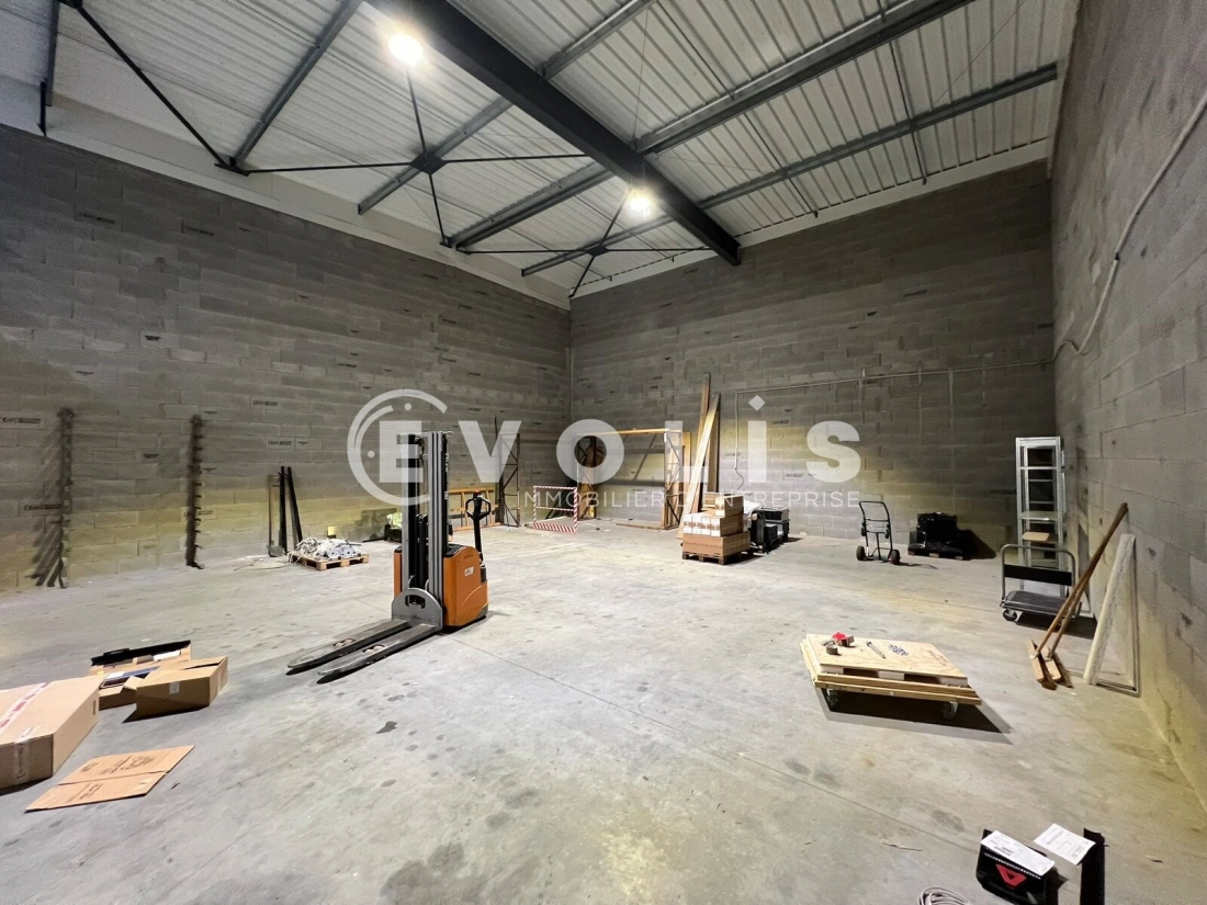 Photo 7 – vente Entrepôts / activités	VAULX MILIEU (38090)