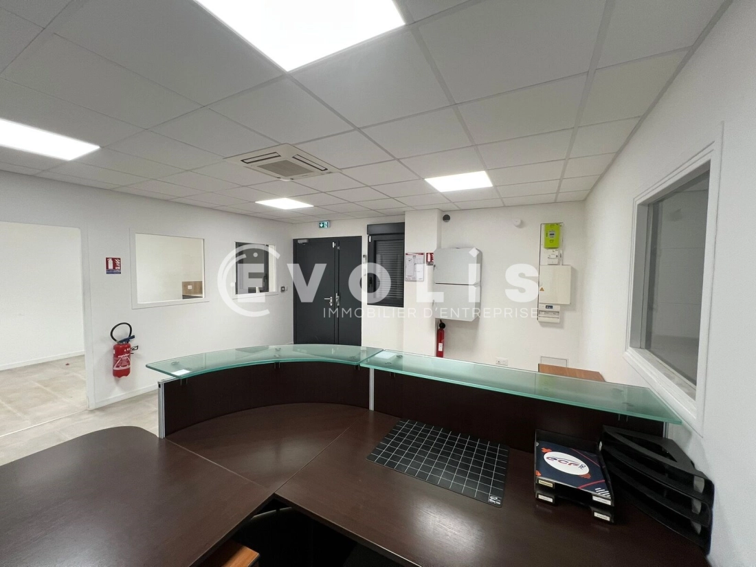 Photo 2 – vente Entrepôts / activités	VAULX MILIEU (38090)