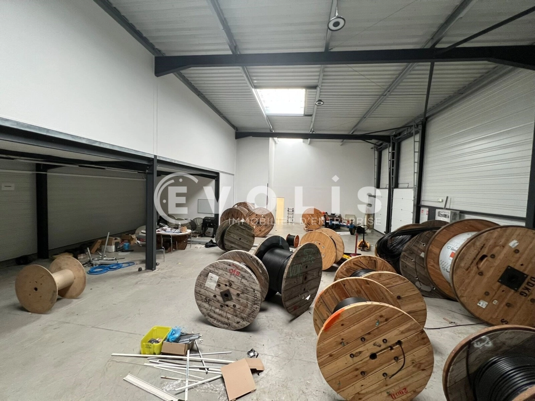 Photo 13 – vente Entrepôts / activités	VAULX MILIEU (38090)