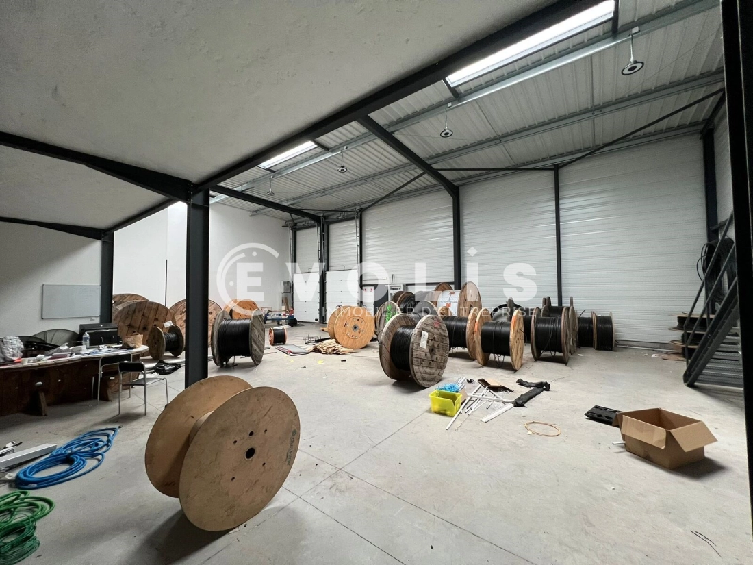 Photo 12 – vente Entrepôts / activités	VAULX MILIEU (38090)