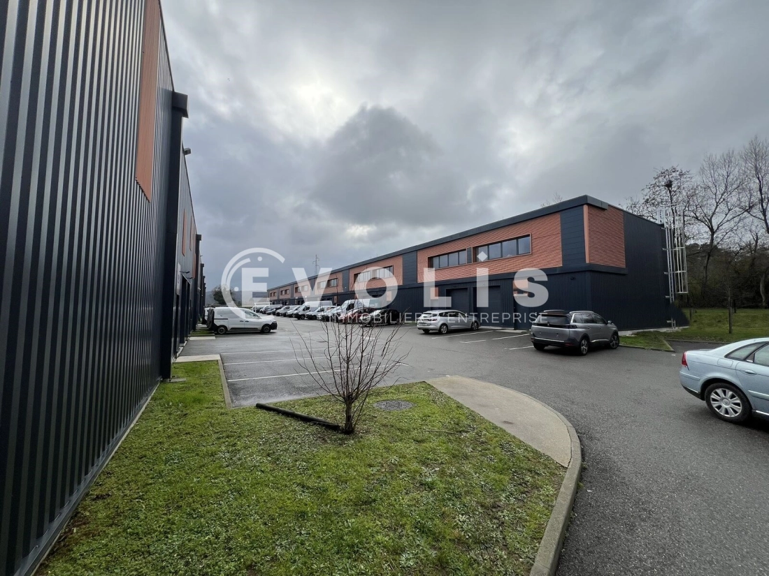 Photo 2 – vente Entrepôts / activités	VAULX MILIEU (38090)