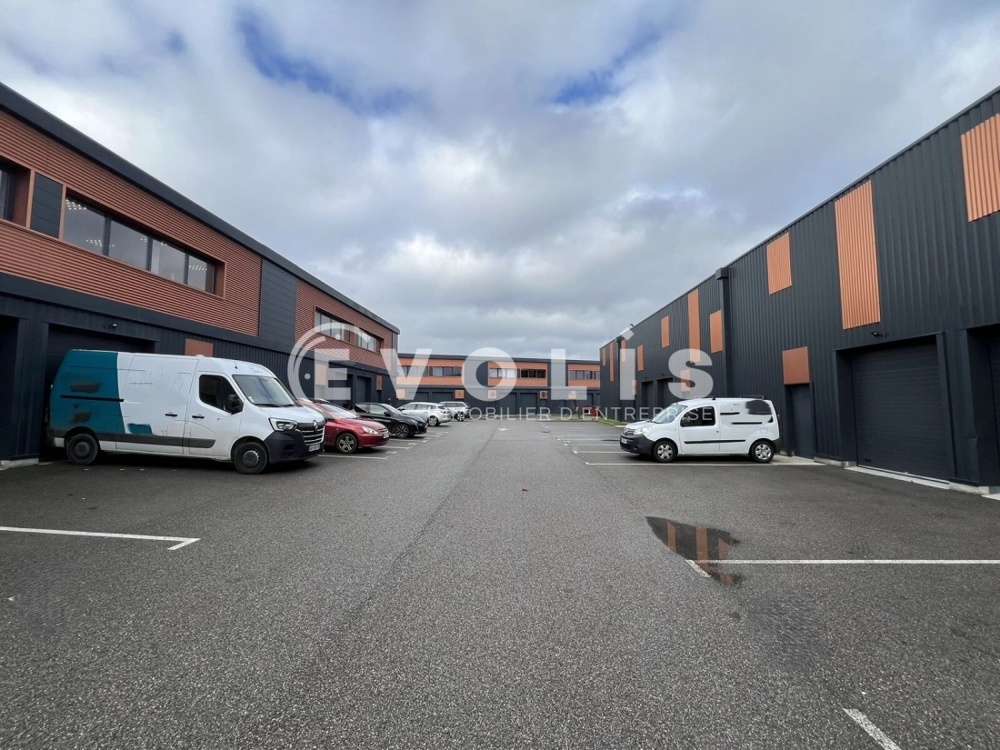 Photo 1 – vente Entrepôts / activités	VAULX MILIEU (38090)