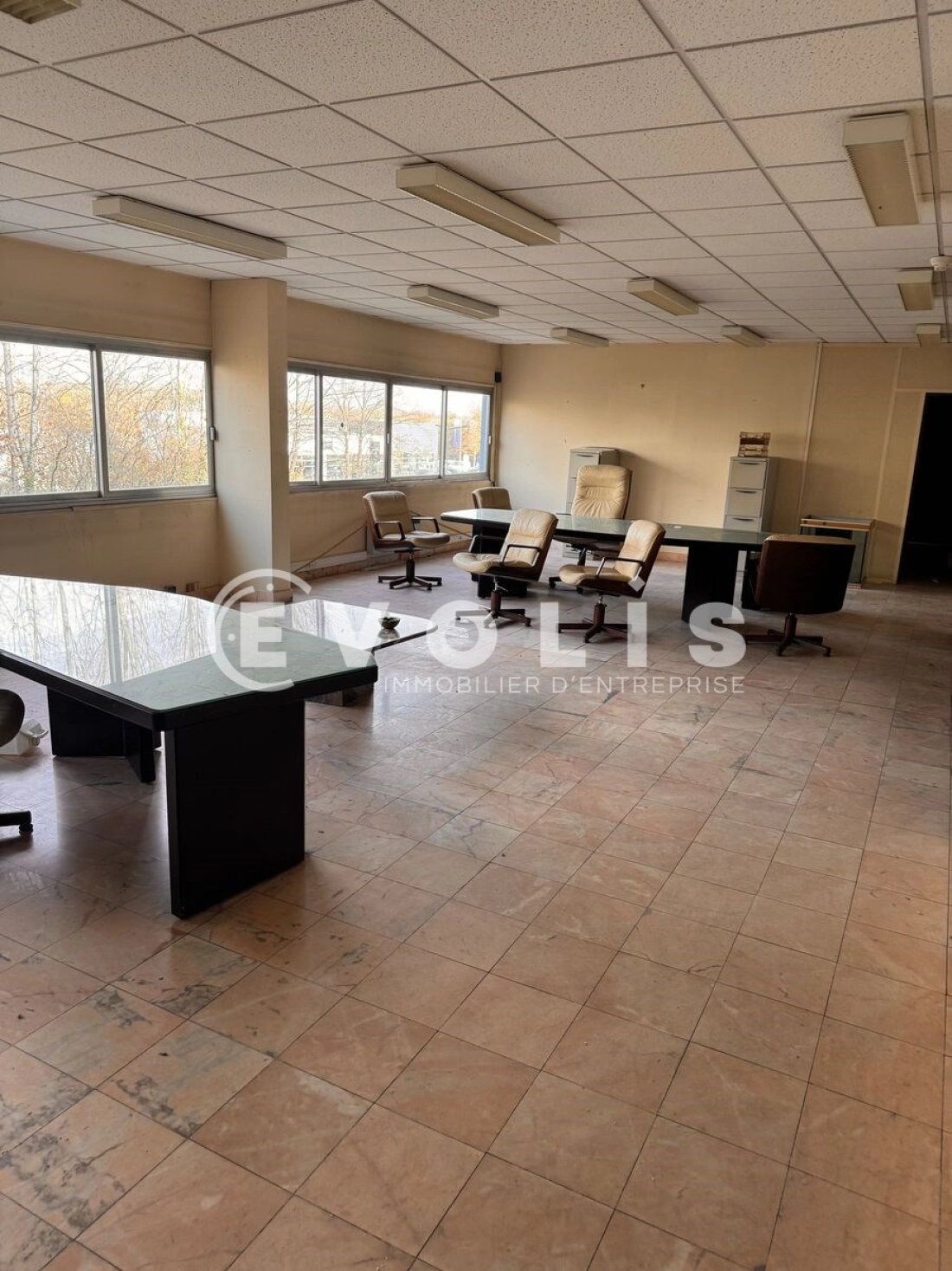 Photo 2 – vente Entrepôts / activités	BUC (78530)