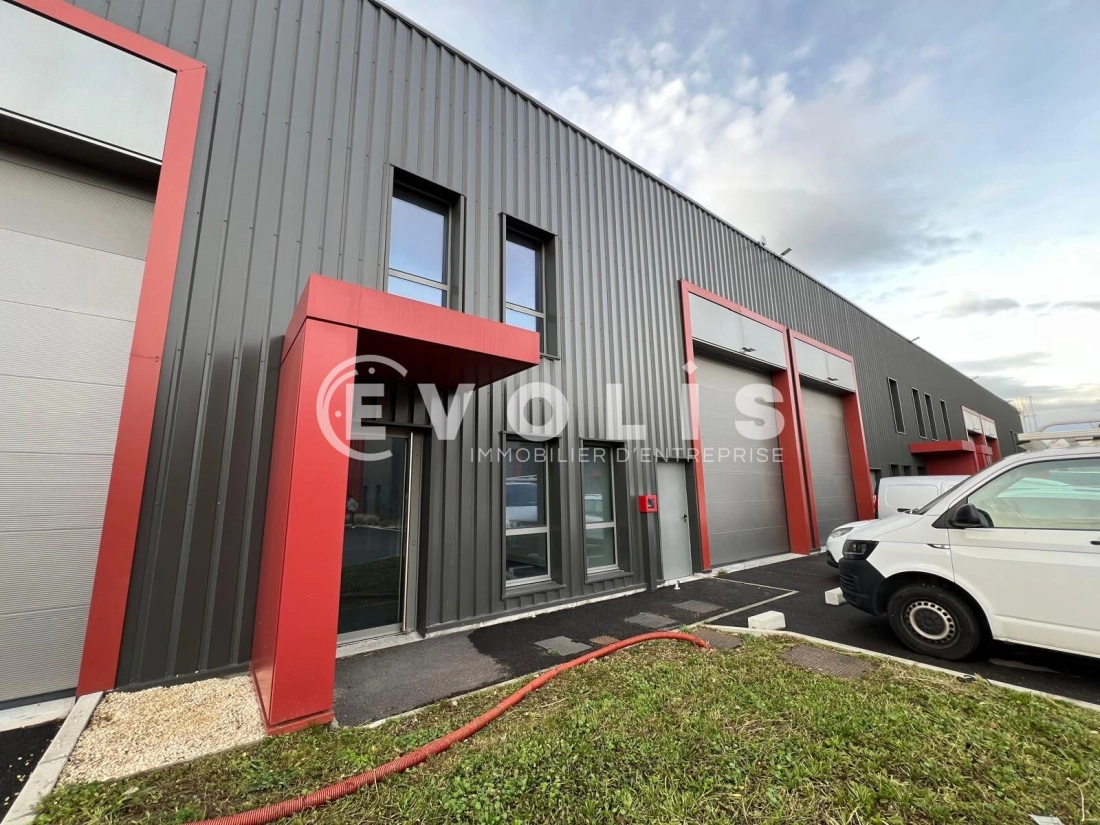 Photo 1 – location Entrepôts / activités	CHASSIEU (69680)