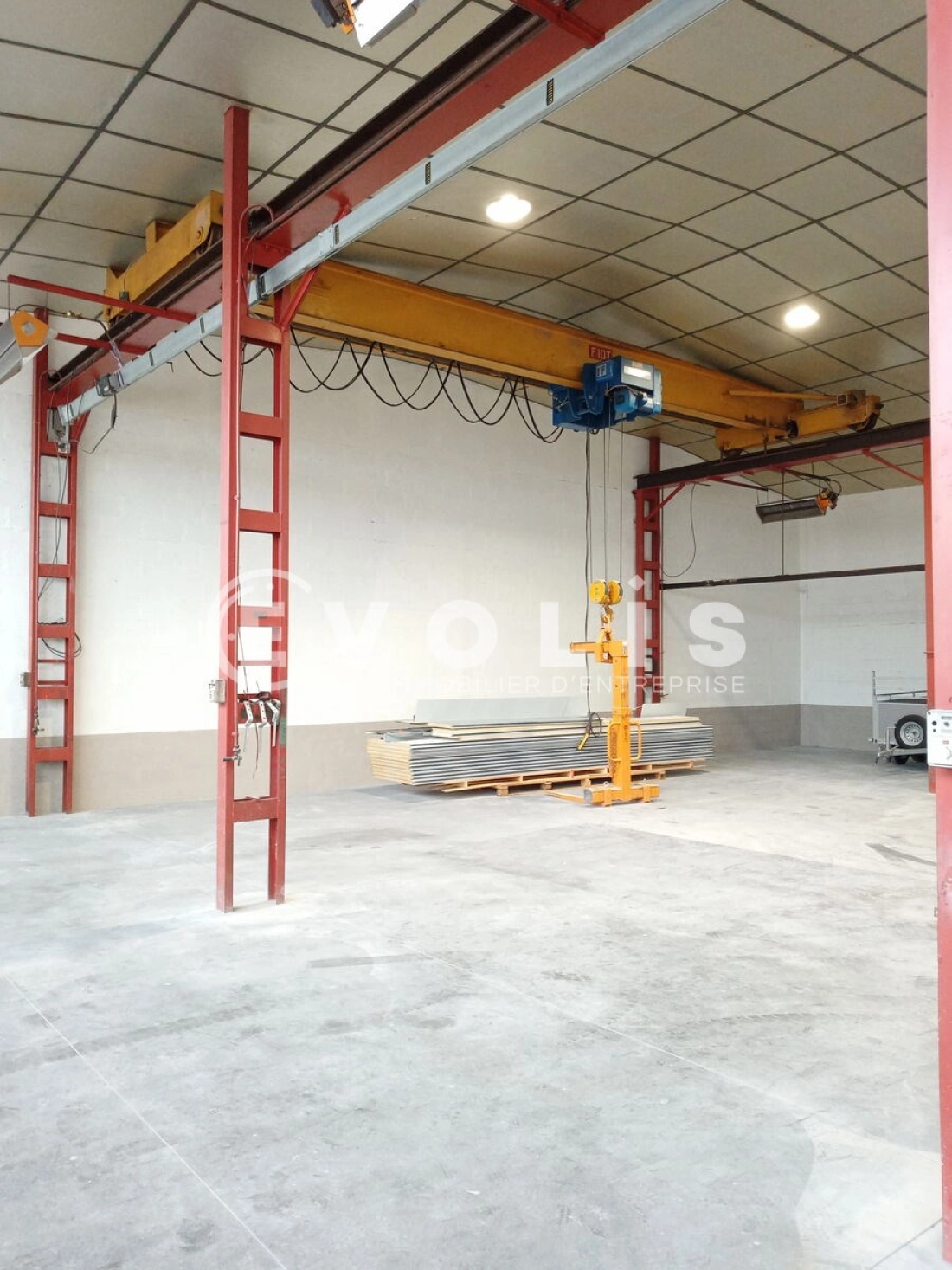 Photo 2 – location Entrepôts / activités	BEAUVALLON (69700)