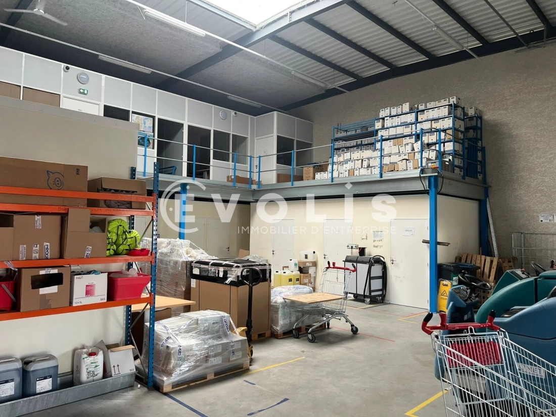 Photo 8 – location Entrepôts / activités	SAINT PRIEST (69800)