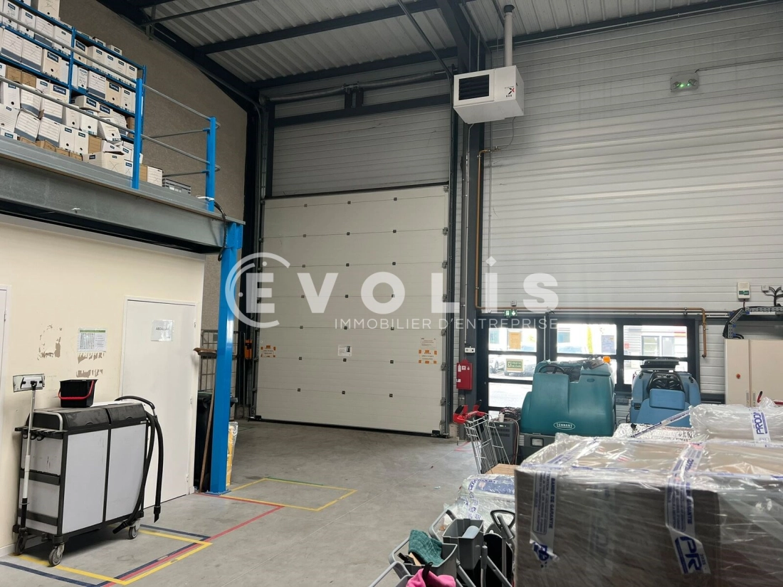 Photo 6 – location Entrepôts / activités	SAINT PRIEST (69800)