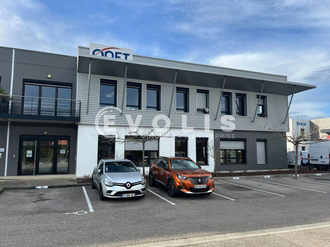 Photo 2 – location Entrepôts / activités	SAINT PRIEST (69800)