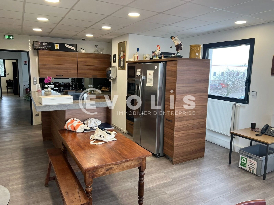 Photo 6 – vente Entrepôts / activités	CHASSIEU (69680)
