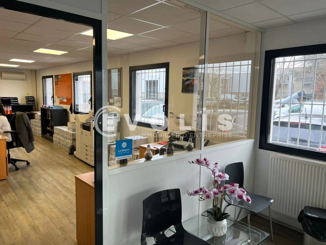 Photo 12 – vente Entrepôts / activités	CHASSIEU (69680)