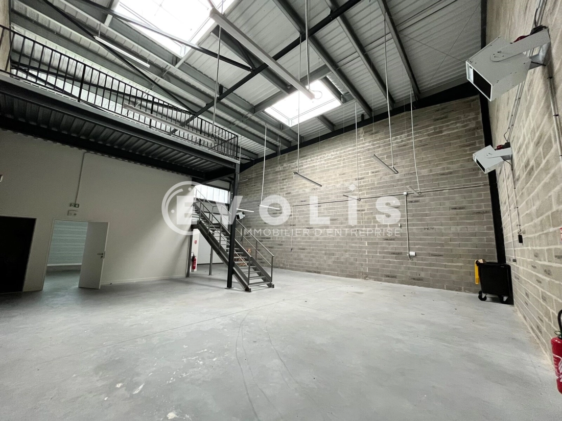 Photo 2 – location Entrepôts / activités	BEYCHAC ET CAILLAU (33750)