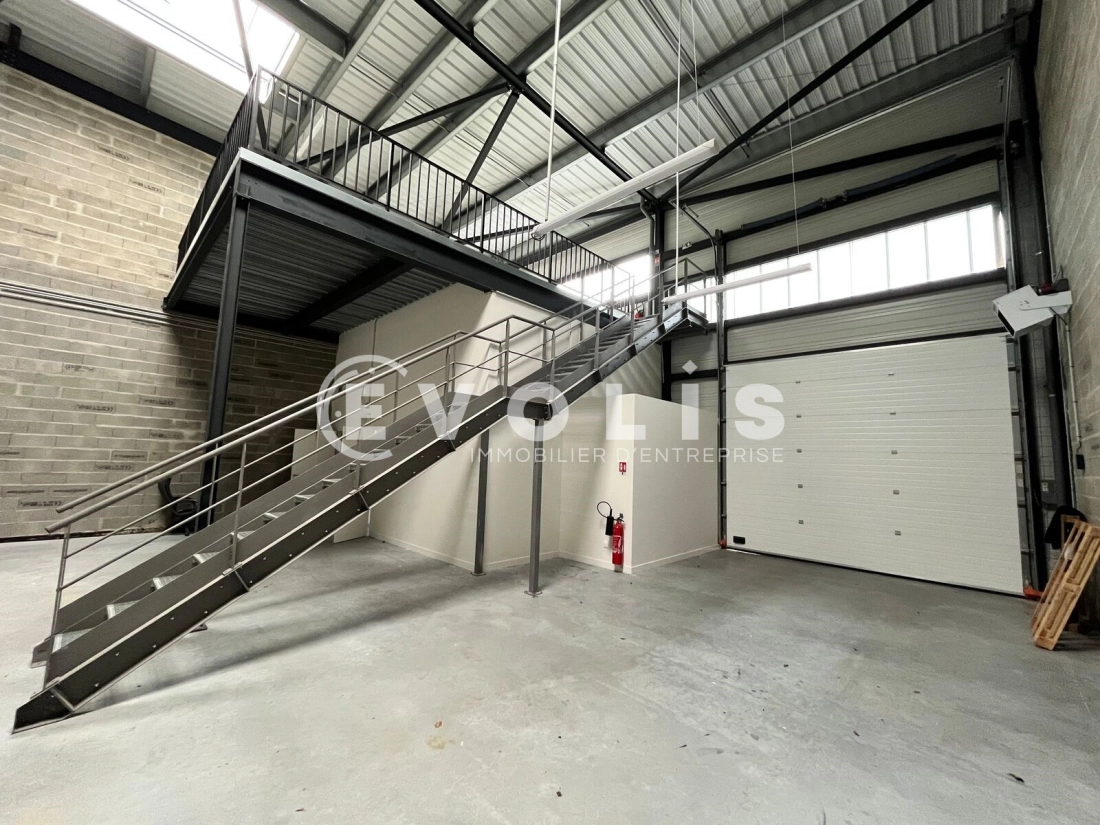 Photo 4 – location Entrepôts / activités	BEYCHAC ET CAILLAU (33750)