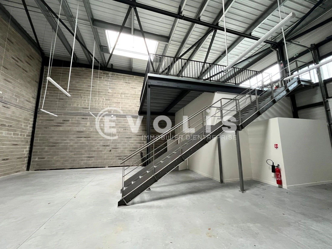 Photo 5 – location Entrepôts / activités	BEYCHAC ET CAILLAU (33750)