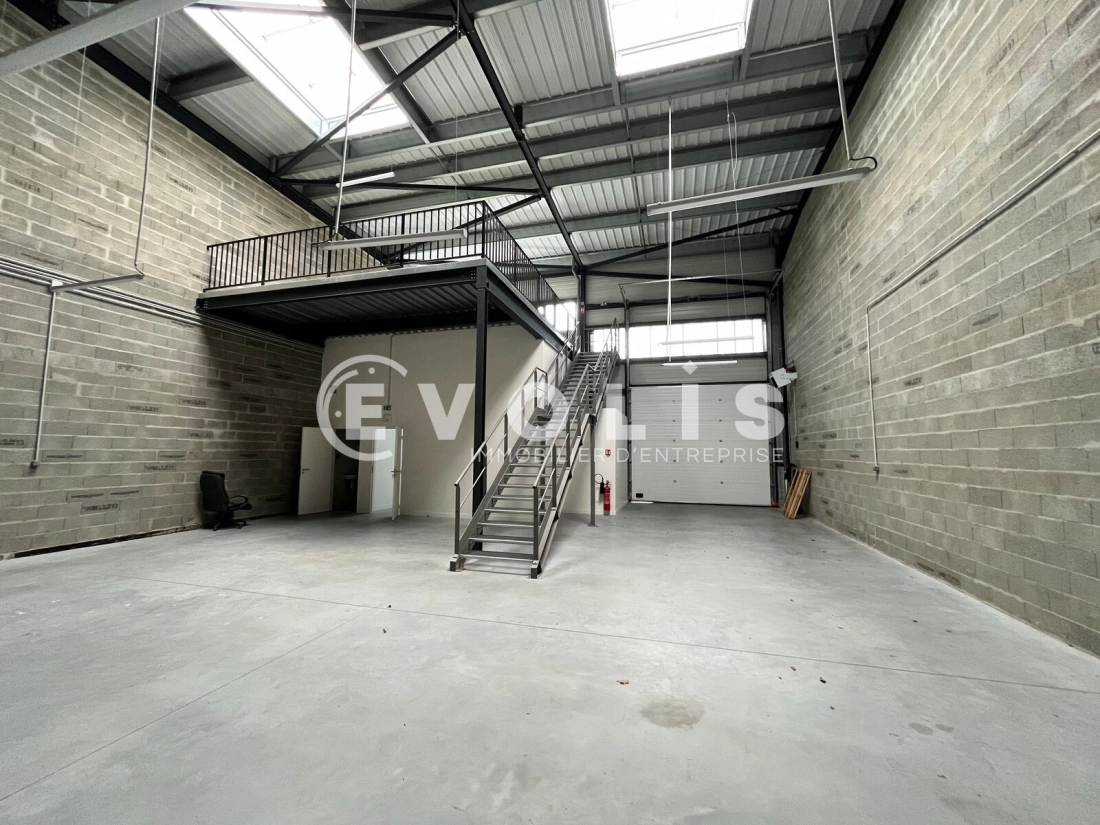 Photo 1 – location Entrepôts / activités	BEYCHAC ET CAILLAU (33750)