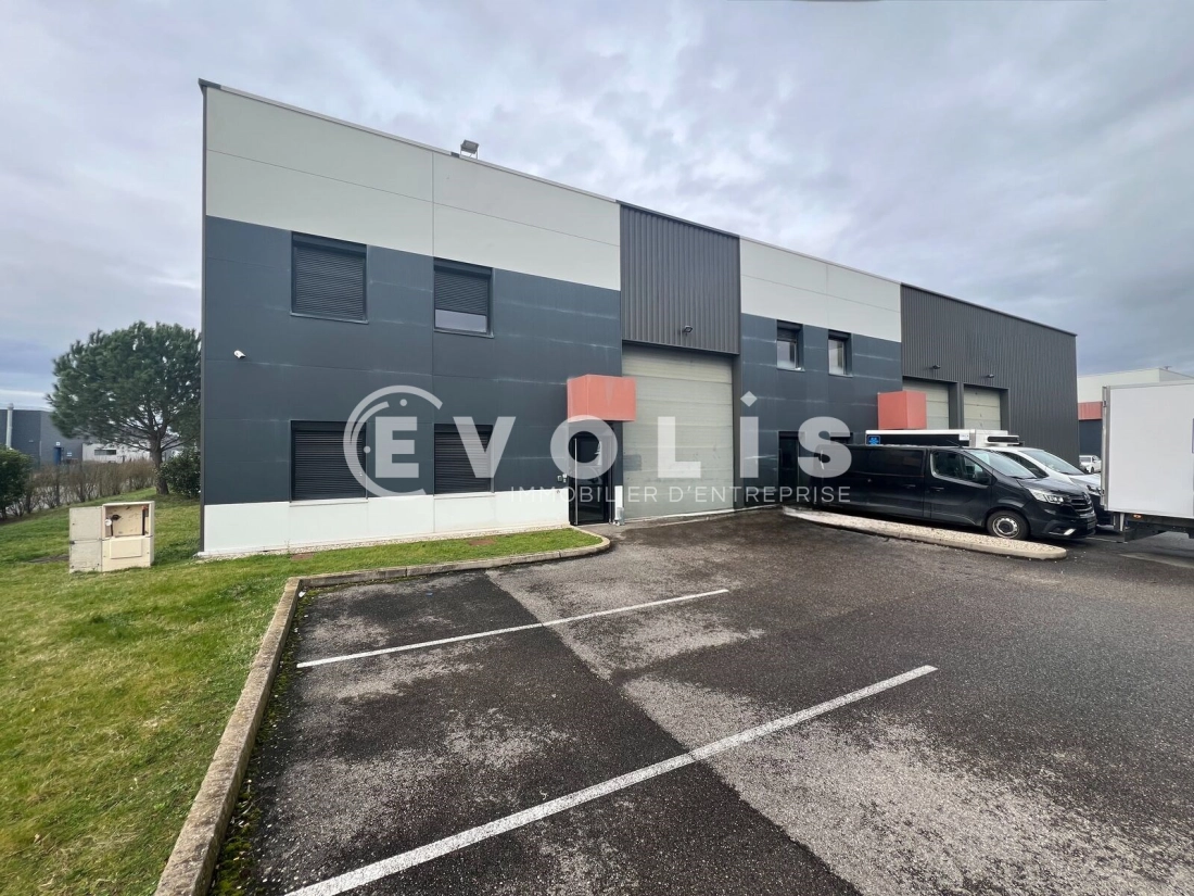 Photo 1 – location Entrepôts / activités	SAINT PRIEST (69800)