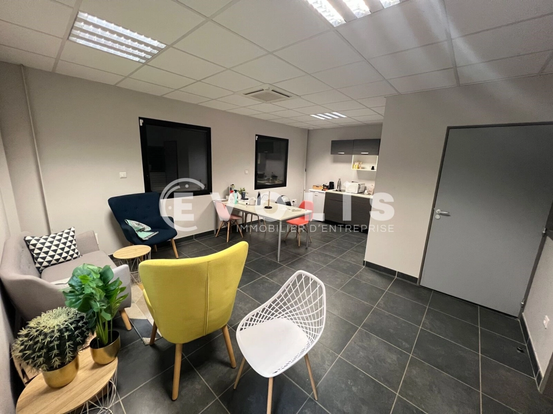 Photo 7 – location Entrepôts / activités	SAINT PRIEST (69800)