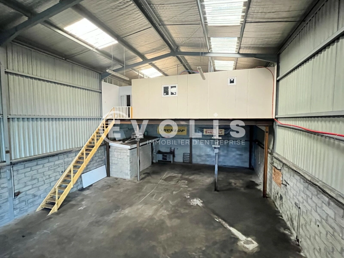 Photo 1 – vente Entrepôts / activités	SAINT JEAN D'ILLAC (33127)