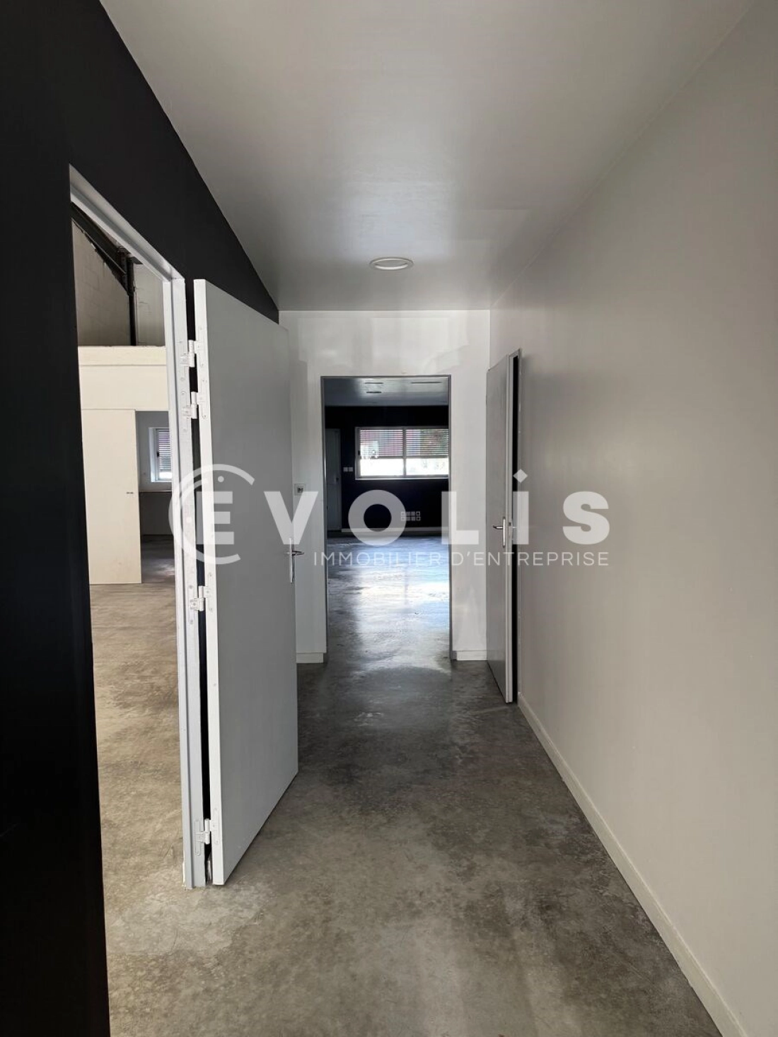 Photo 2 – location Entrepôts / activités	LE HAILLAN (33185)