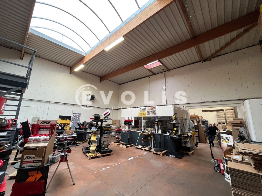 Photo 1 – location Entrepôts / activités	DECINES CHARPIEU (69150)