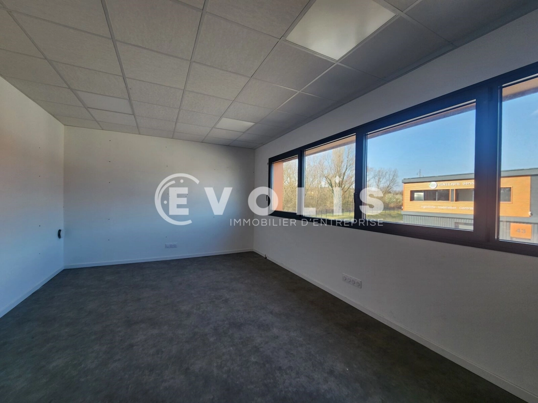 Photo 9 – vente Entrepôts / activités	VAULX MILIEU (38090)