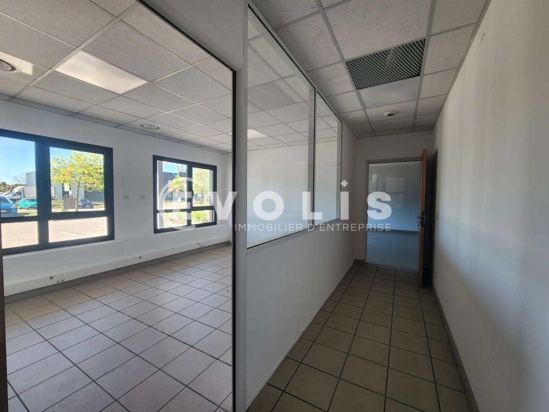 Photo 12 – location Entrepôts / activités	SAINT PRIEST (69800)