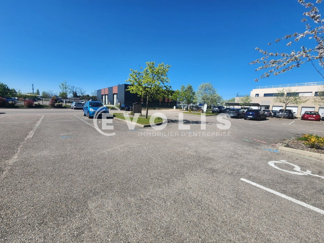 Photo 2 – location Entrepôts / activités	SAINT PRIEST (69800)