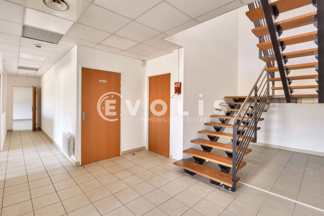 Photo 6 – location Entrepôts / activités	SAINT PRIEST (69800)
