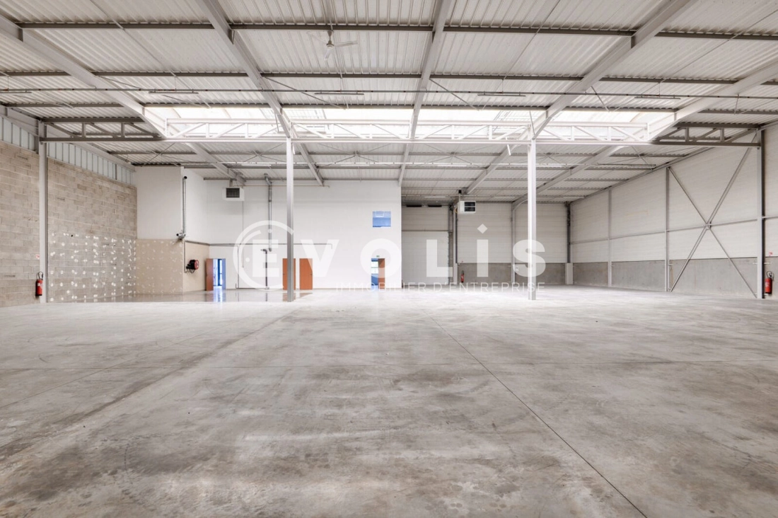 Photo 4 – location Entrepôts / activités	SAINT PRIEST (69800)