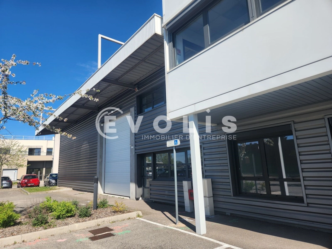 Photo 1 – location Entrepôts / activités	SAINT PRIEST (69800)