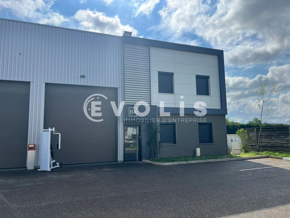 Photo 2 – location Entrepôts / activités	SAINT PRIEST (69800)