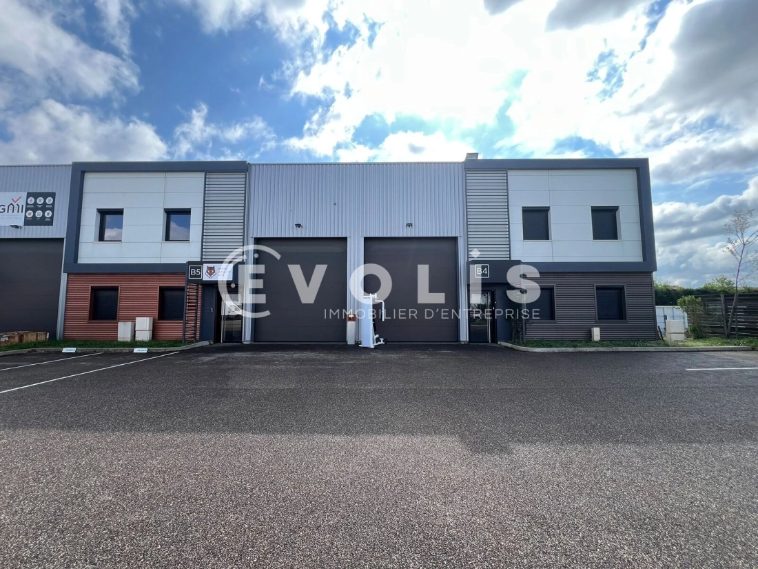 Photo 1 – location Entrepôts / activités	SAINT PRIEST (69800)